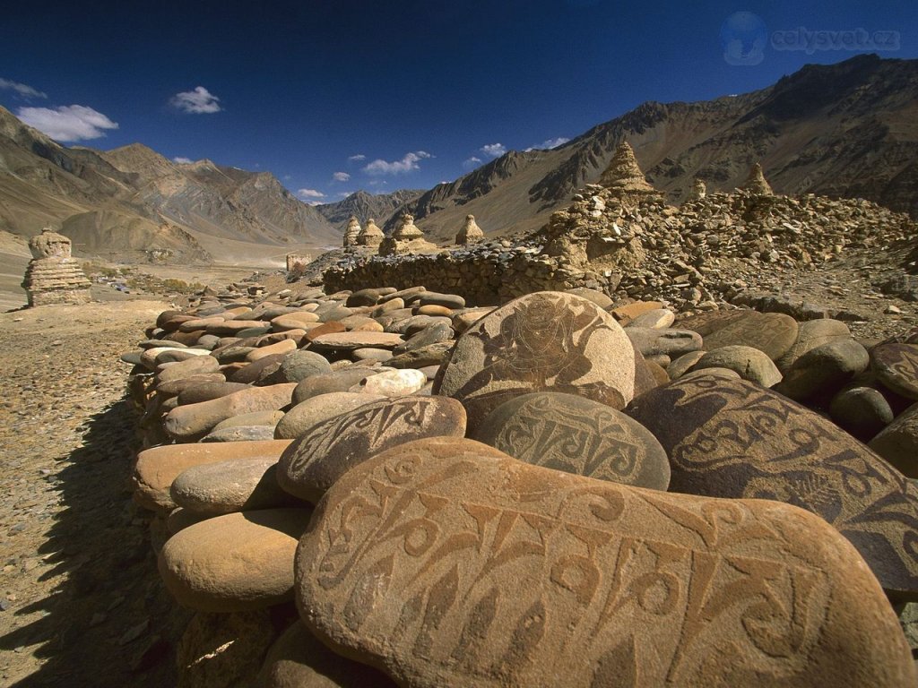 Foto: Carved Buddhist Mani Stones, Zangla, Kingdom Of Zanskar, India