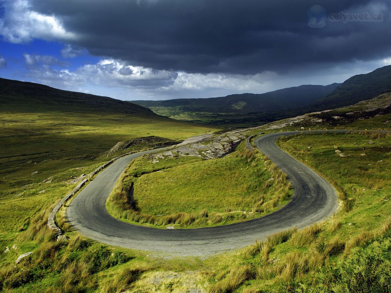 Foto: The Street Of The Ring Of Beara Crosses The Healy Pass, County Cork, Ireland