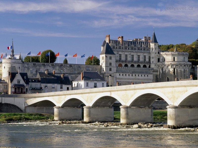 Foto: Chateau Damboise And Bridge, Loire Valley, France