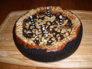 Recept online: okoldov dort: okoldov mounk s krmem, mandlemi a ozdobou z bl okoldy