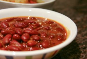 Recept online: Fazolové karí: Velké červené fazole s rajčaty a kari , bohatě kořeněné výživné jídlo exotické chuti