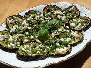 Recept online: Lilek s fetou: Kořeněné plátky smaženého lilku s ovčím sýrem feta