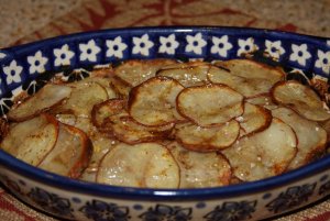 Recept online: Peen brambory s parmskou unkou: Pltky brambor se unkou a zeleninou, peen v kuecm vvaru s mlkem a srem