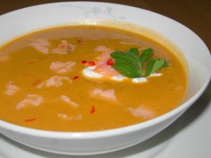 Recept online: Polvka s uzenm lososem: Krmov polvka z koenov zeleniny a brambor s kousky uzenho lososa