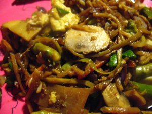 Recept online: Vepov s houbami a  bambusovmi vhonky: Vepov maso restovan s ernmi houbami, bambusovmi vhonky a zeleninou, servrovan s pikantn omkou