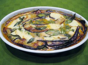Recept online: Zapečený lilek: Lilek pečený na olivovém oleji s česnekem,  bylinkami a 2 druhy sýrů