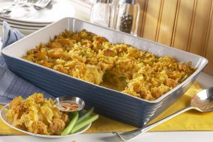 Recept online: Zapkan brambory se srem a celerem : Brambory s celerem zapeen s dvma druhy sr a erstvou strouhankou