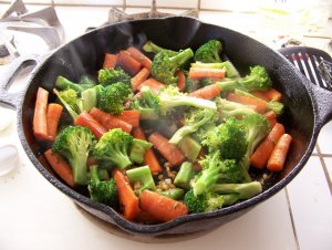 Recept online: Zeleninov pnev s mandlemi a olivami: Restovan zimn zelenina s olivami a mandlemi