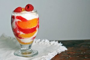 Recept online: Zmrzlinov pohr s broskvemi a malinovou omkou: Broskve a maliny s vanilkovou zmrzlinou v malinov omce